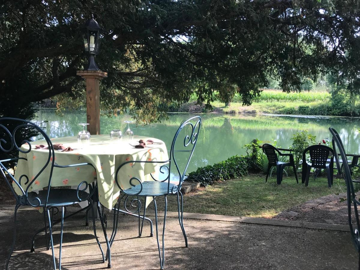 L'Auberge Du Port Des Roches Luche-Pringe Екстериор снимка